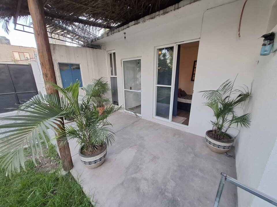 Terraza con pérgola de la casa